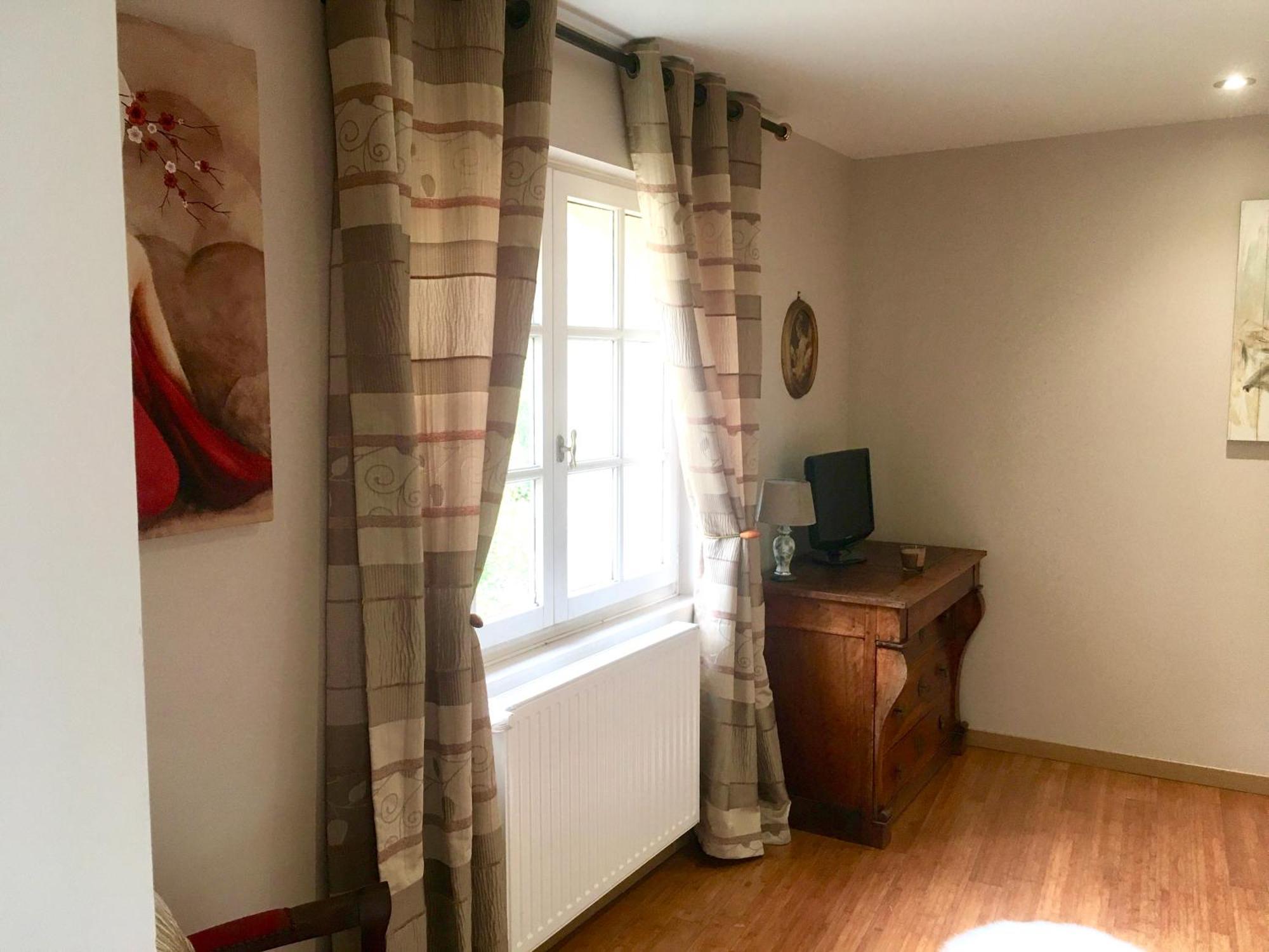 La Tour De Flandre Apartment Rousseloy Phòng bức ảnh